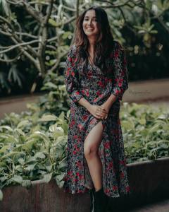 anikha-surendran-in-floral-printed-outfit-photos-003
