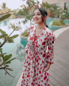 anikha-surendran-in-floral-printed-outfit-photos-004