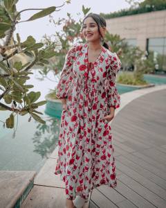 anikha-surendran-in-floral-printed-outfit-photos-007