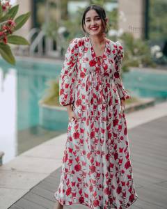 anikha-surendran-in-floral-printed-outfit-photos-008