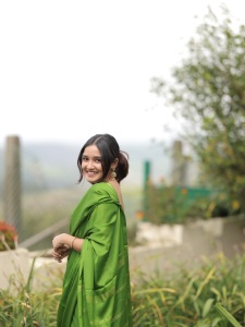anikha-surendran-in-green-saree-with-contrast-blouse-ideas-photos-001