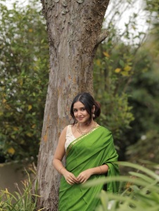 anikha-surendran-in-green-saree-with-contrast-blouse-ideas-photos-002