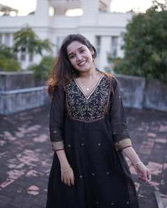 anikha-surendran-in-new-trending-dressing-style-ideas-photos-003