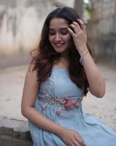anikha-surendran-in-new-trending-dressing-style-ideas-photos-005