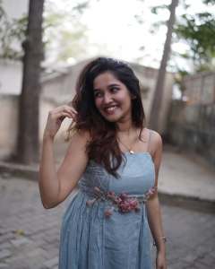 anikha-surendran-in-new-trending-dressing-style-ideas-photos-008