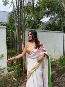 anikha-surendran-in-onam-set-saree-flower-design-photos-001