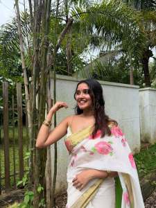 anikha-surendran-in-onam-set-saree-flower-design-photos
