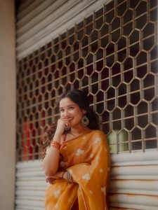 anikha-surendran-in-orange-cotton-saree-with-red-blouse-combo-style-ideas-photos-001