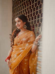 anikha-surendran-in-orange-cotton-saree-with-red-blouse-combo-style-ideas-photos-002