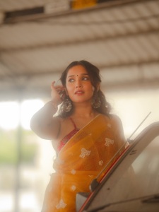 anikha-surendran-in-orange-cotton-saree-with-red-blouse-combo-style-ideas-photos-004