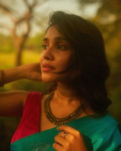 anikha-surendran-in-saree-photos-001