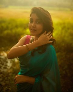 anikha-surendran-in-saree-photos-002