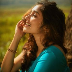 anikha-surendran-in-saree-photos-005