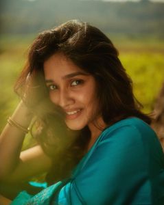 anikha-surendran-in-saree-photos-007