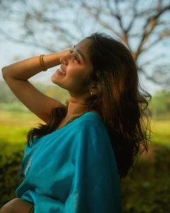 anikha-surendran-in-saree-photos-008