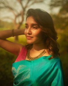 anikha-surendran-in-saree-photos-009