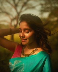 anikha-surendran-in-saree-photos