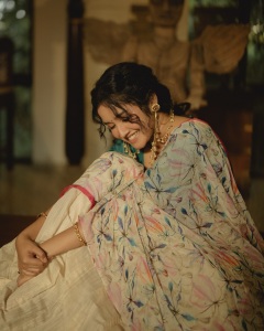 anikha-surendran-in-saree-with-latest-style-blouse-ideas-photos-001