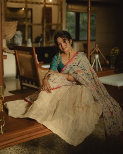 anikha-surendran-in-saree-with-latest-style-blouse-ideas-photos-002