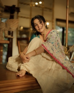 anikha-surendran-in-saree-with-latest-style-blouse-ideas-photos-003