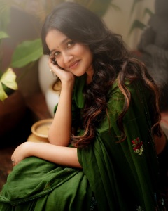 anikha-surendran-in-saree-with-latest-style-blouse-ideas-photos-005