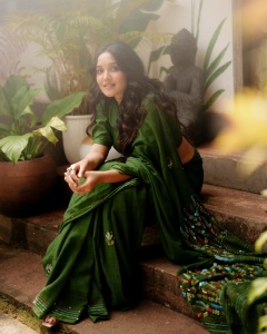 anikha-surendran-in-saree-with-latest-style-blouse-ideas-photos-006