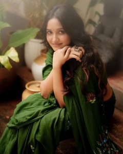 anikha-surendran-in-saree-with-latest-style-blouse-ideas-photos-007