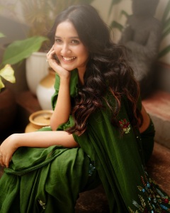 anikha-surendran-in-saree-with-latest-style-blouse-ideas-photos-008