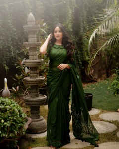 anikha-surendran-in-saree-with-latest-style-blouse-ideas-photos-009