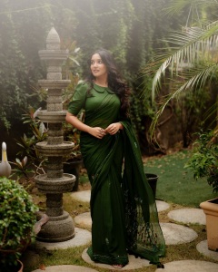 anikha-surendran-in-saree-with-latest-style-blouse-ideas-photos-010