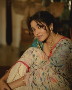 anikha-surendran-in-saree-with-latest-style-blouse-ideas-photos