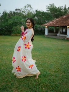 anikha-surendran-in-set-saree-photos-002