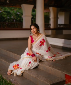 anikha-surendran-in-set-saree-photos-005