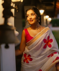 anikha-surendran-in-set-saree-photos-010