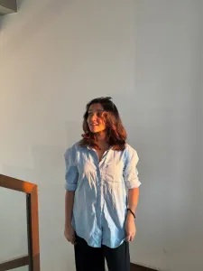 anikha-surendran-in-white-and-black-shirt-jeans-look-photos-001