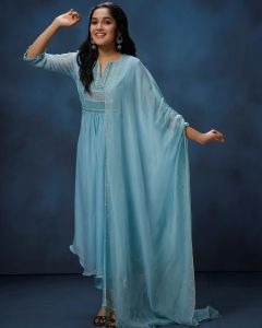 anikha-surendran-latest-photos-in-green-outfit-003
