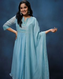 anikha-surendran-latest-photos-in-green-outfit-004