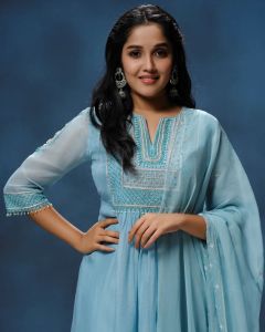 anikha-surendran-latest-photos-in-green-outfit-005