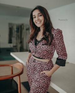 anikha-surendran-latest-photos-in-new-style-001