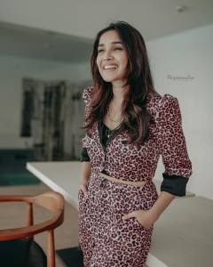 anikha-surendran-latest-photos-in-new-style