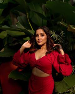 anikha-surendran-latest-photos-in-red-shorts-005