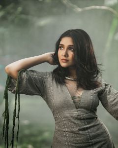 anikha-surendran-latest-photoshoot-in-modern-dress-001