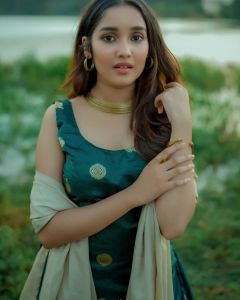 anikha-surendran-new-photo-06123-001