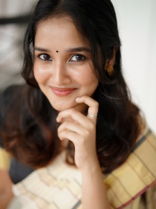 anikha-surendran-new-styling-photoshoot-photos-001