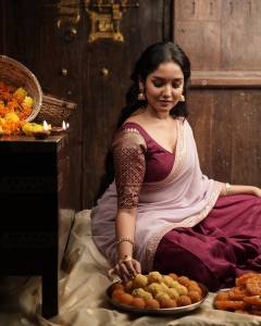 anikha-surendran-pavadai-davani-diwali-2023-look-photos-004