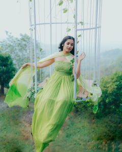 anikha-surendran-viral-photoshoot-in-pista-green-dress-002