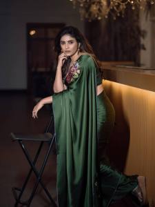 actress-anjali-in-green-saree-with-simple-work-photos-002