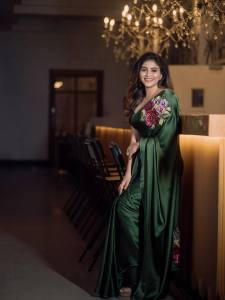 actress-anjali-in-green-saree-with-simple-work-photos-003