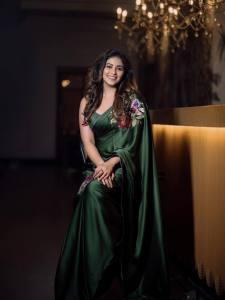 actress-anjali-in-green-saree-with-simple-work-photos-006