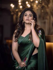 actress-anjali-in-green-saree-with-simple-work-photos-008